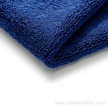 Plush microfiber cloth for heavy duty cleaning